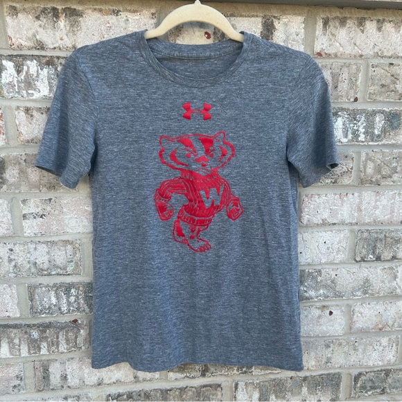 Under Armour Wisconsin Badgers Youth T-Shirt Gray Red Bucky Mascot NCAA - Picture 1 of 5